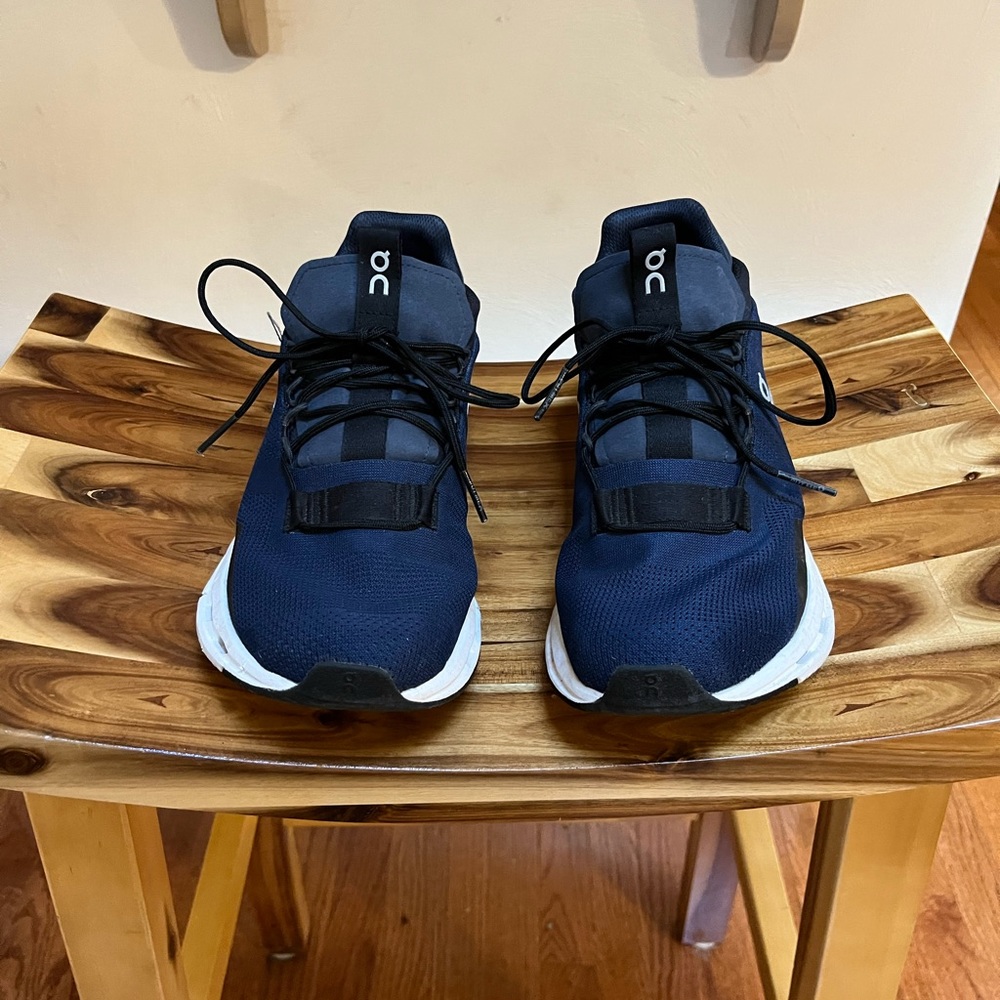 On Cloud Women’s size 9.5 Navy